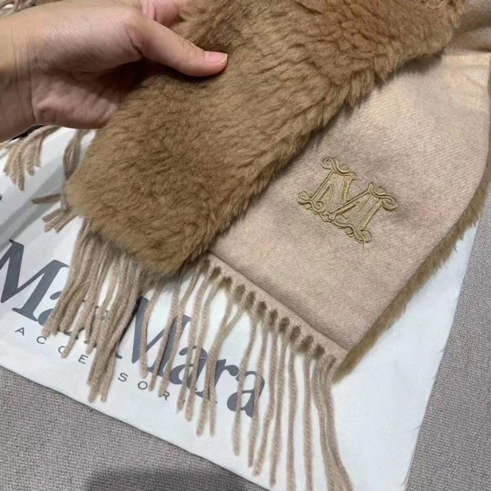 Sold🔥MaxMara Teddy Camel Scarf - Picture 4 of 10